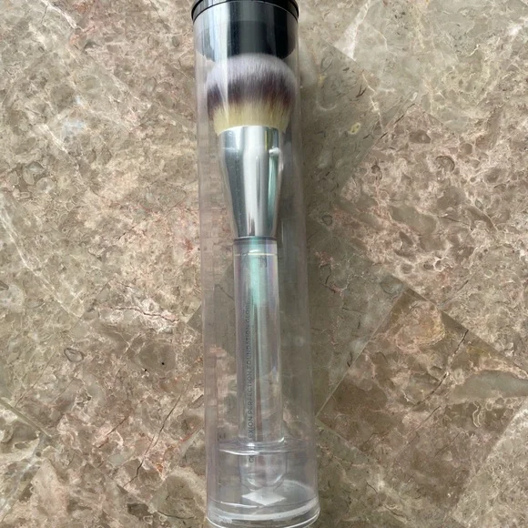 IT Cosmetics Complexion Perfection Foundation Globe Brush (discontinued) - Picture 3 of 4